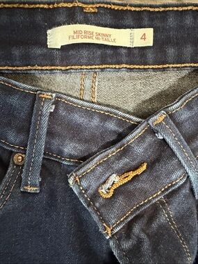 Levi's Mid Rise Skinny Jeans in Dark Blue with Gold Stitching